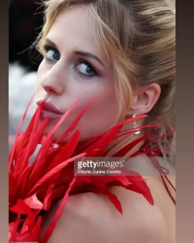 Qırmızı xalı geyimi diqqət çəkdi