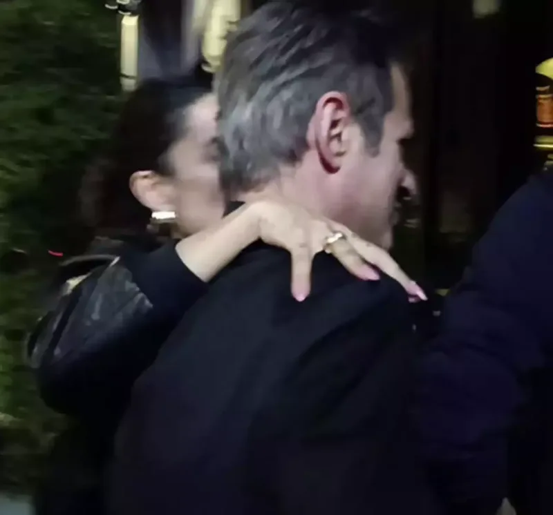 Gecə qadınla görüntüləndi