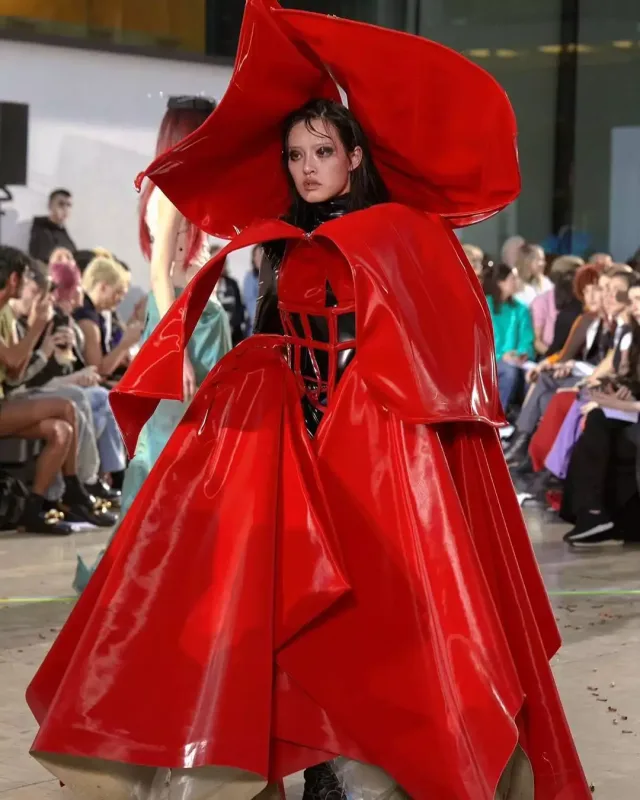 Daha bir qəribə dəfilə...