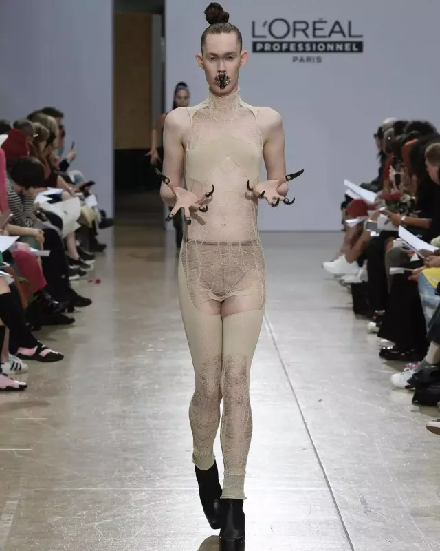 Daha bir qəribə dəfilə...