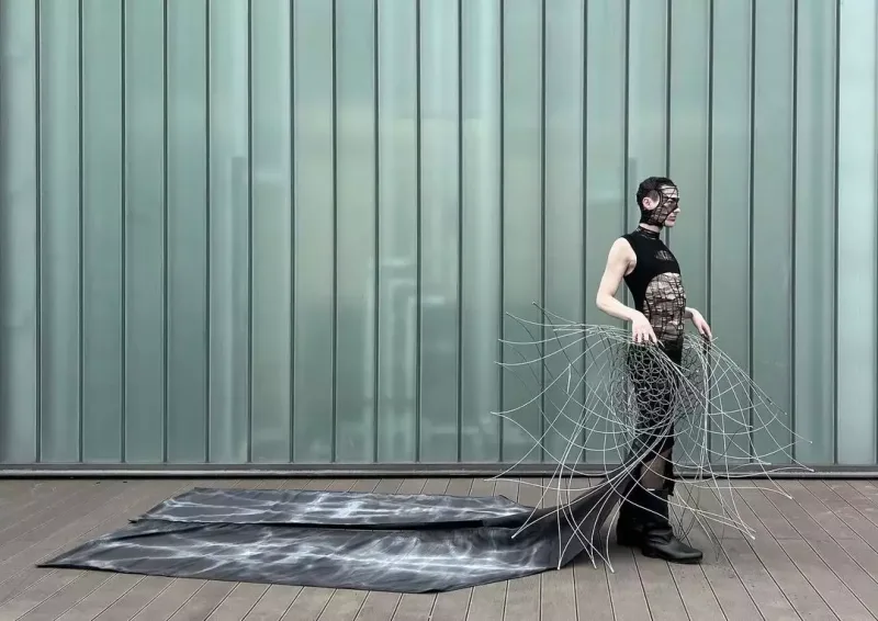 Daha bir qəribə dəfilə...