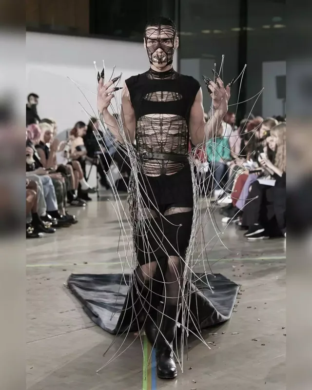 Daha bir qəribə dəfilə...