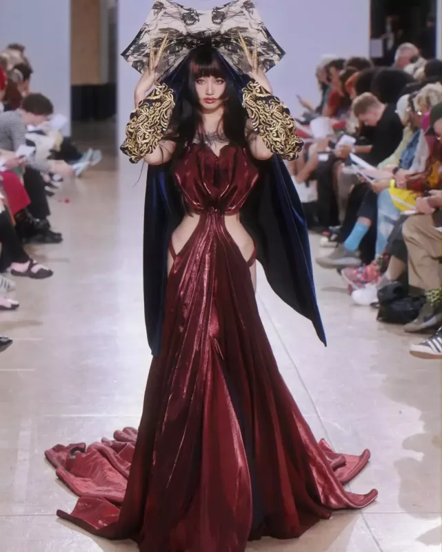 Daha bir qəribə dəfilə...