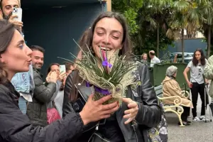 Merveni çiçəklərlə qarşıladılar