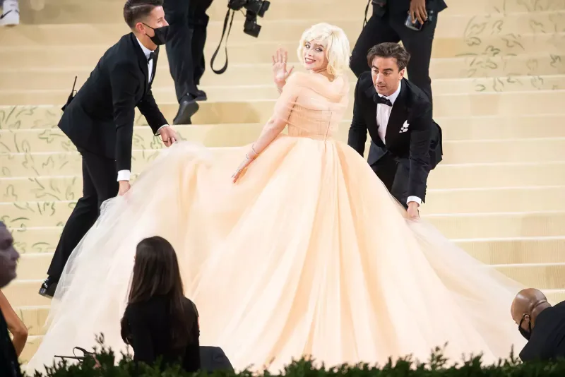 Geyimini tənqid edənləri axmaq adlandırdı