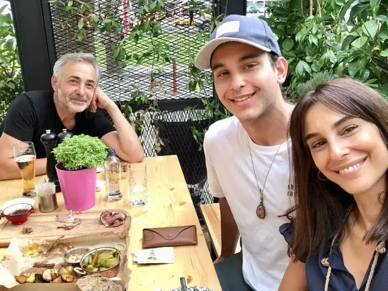 Boşanmağa əl-ələ gəldilər