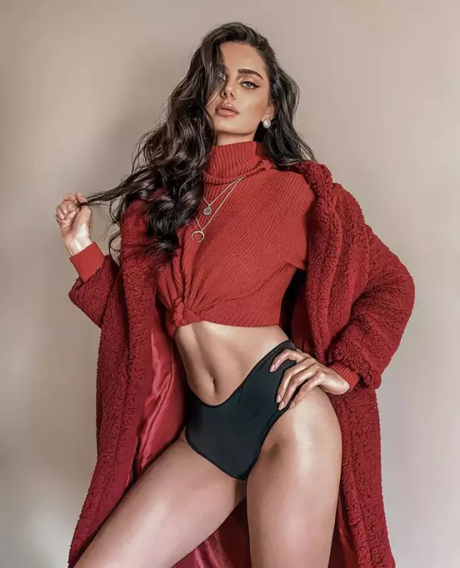 Boynundakı iplə qətllərə etirazını göstərdi