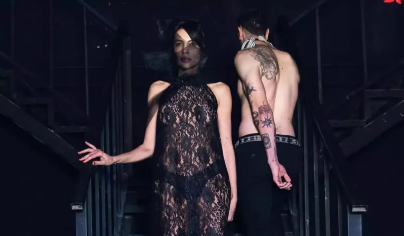 Günaydan transparan geyimdə paylaşımlar