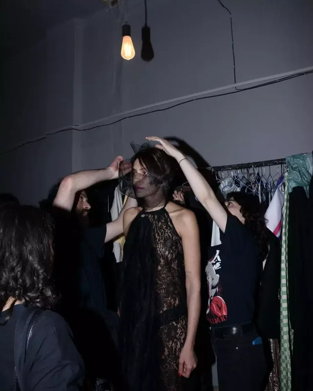 Günaydan transparan geyimdə paylaşımlar