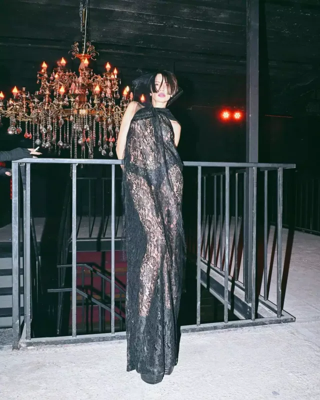 Günaydan transparan geyimdə paylaşımlar