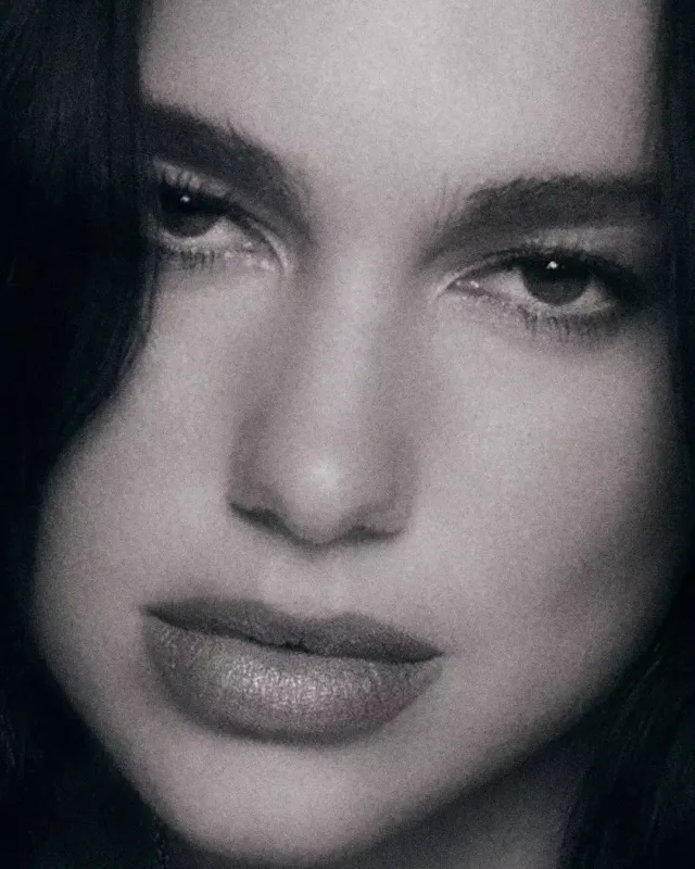 Haldan-hala düşən Dua Lipa