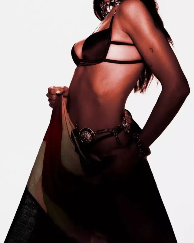 Haldan-hala düşən Dua Lipa