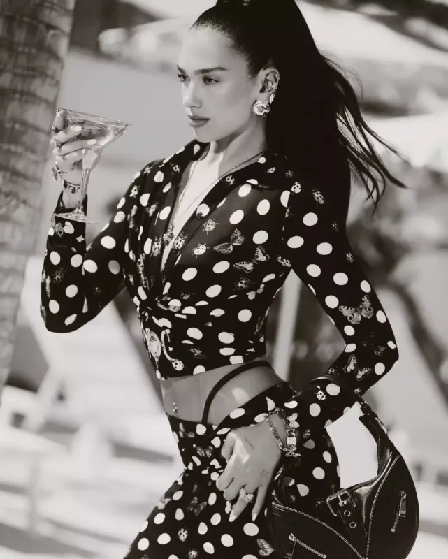 Haldan-hala düşən Dua Lipa