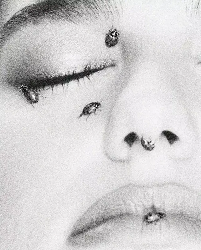 Haldan-hala düşən Dua Lipa