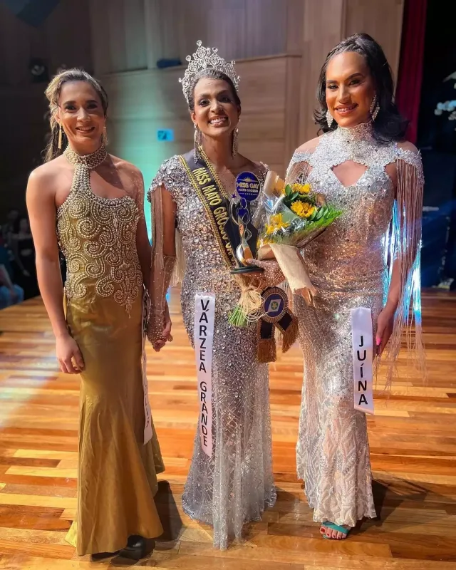 İkinci olan trans gözəlin əri səhnəyə hücum etdi - Video