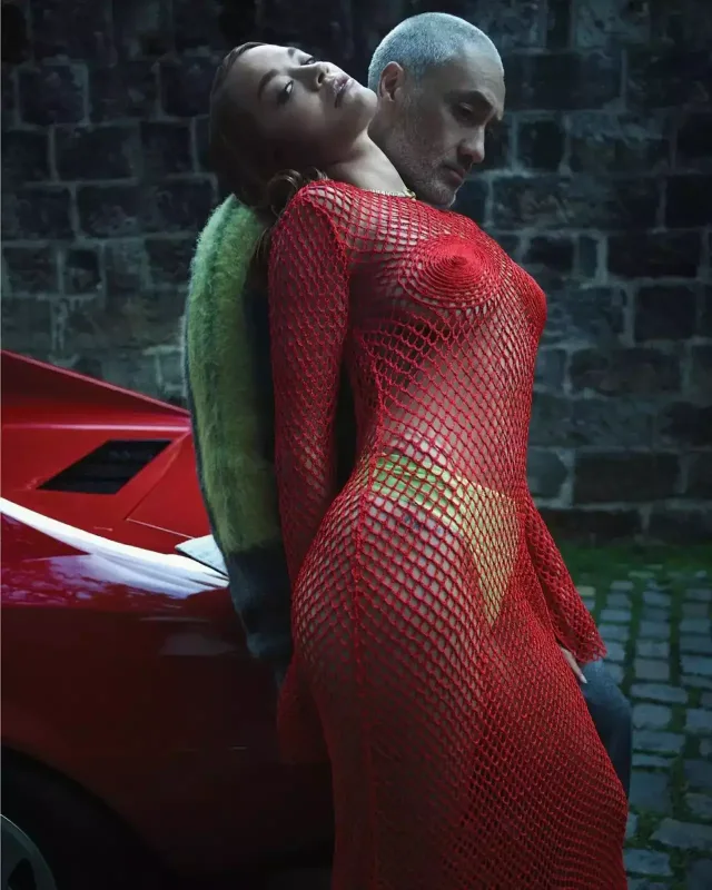 Əri ilə birgə kamera qarşısında...