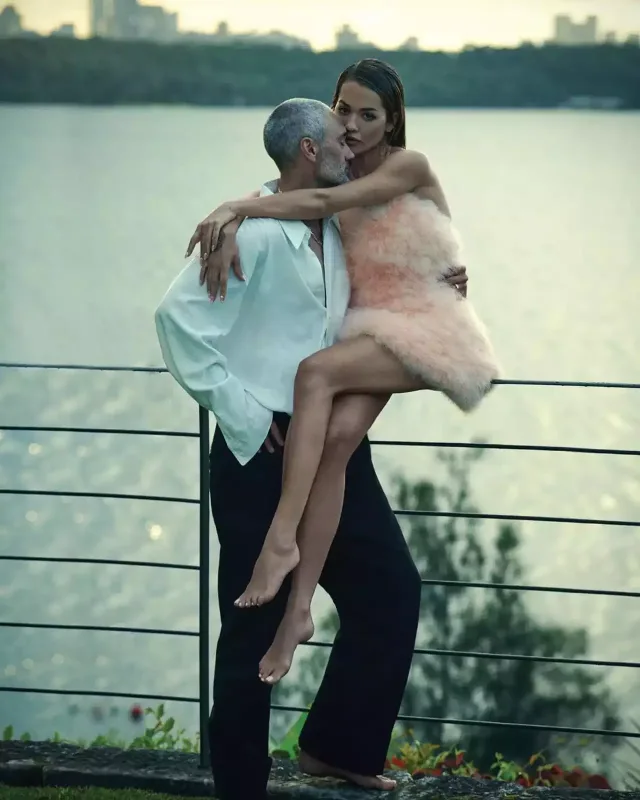 Əri ilə birgə kamera qarşısında...