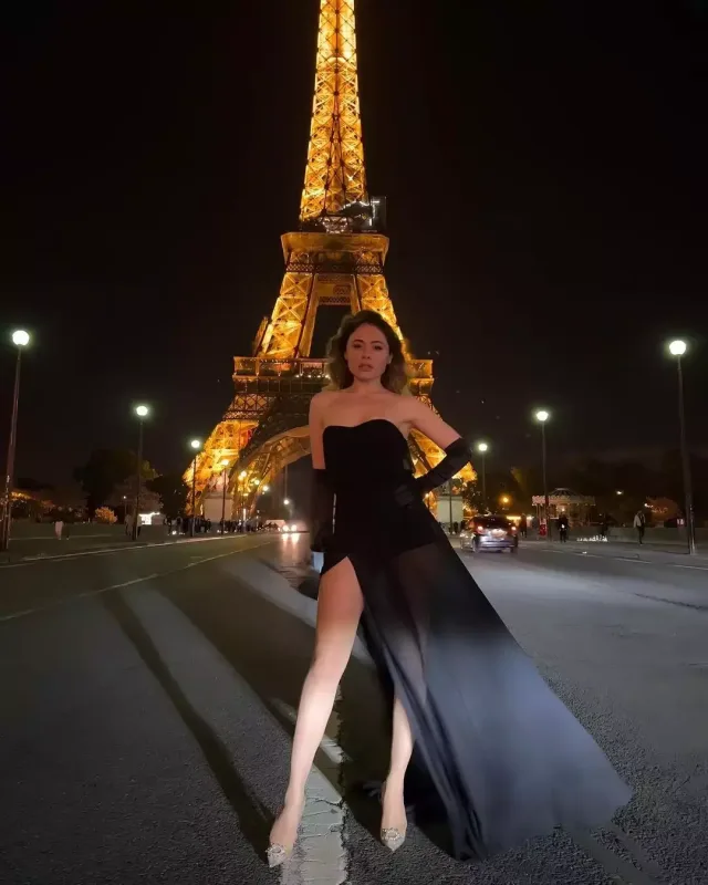 Parisdə uzun və yarıqlı libası ilə...