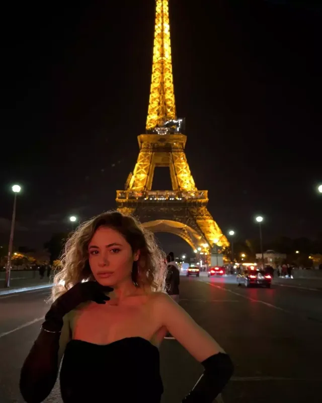 Parisdə uzun və yarıqlı libası ilə...