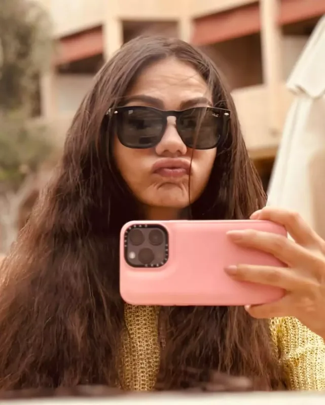 Demetdən bikinili pozalar