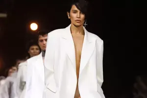 Günay podiumdakı geyimi ilə diqqət çəkdi