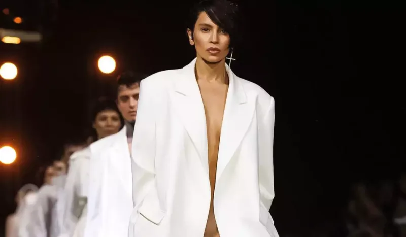 Günay podiumdakı geyimi ilə diqqət çəkdi