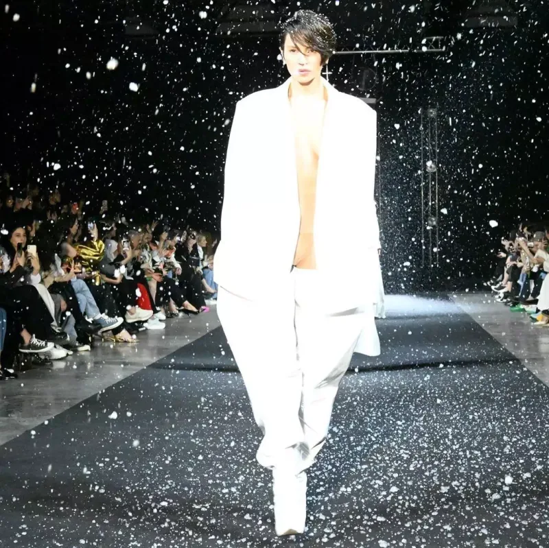 Günay podiumdakı geyimi ilə diqqət çəkdi