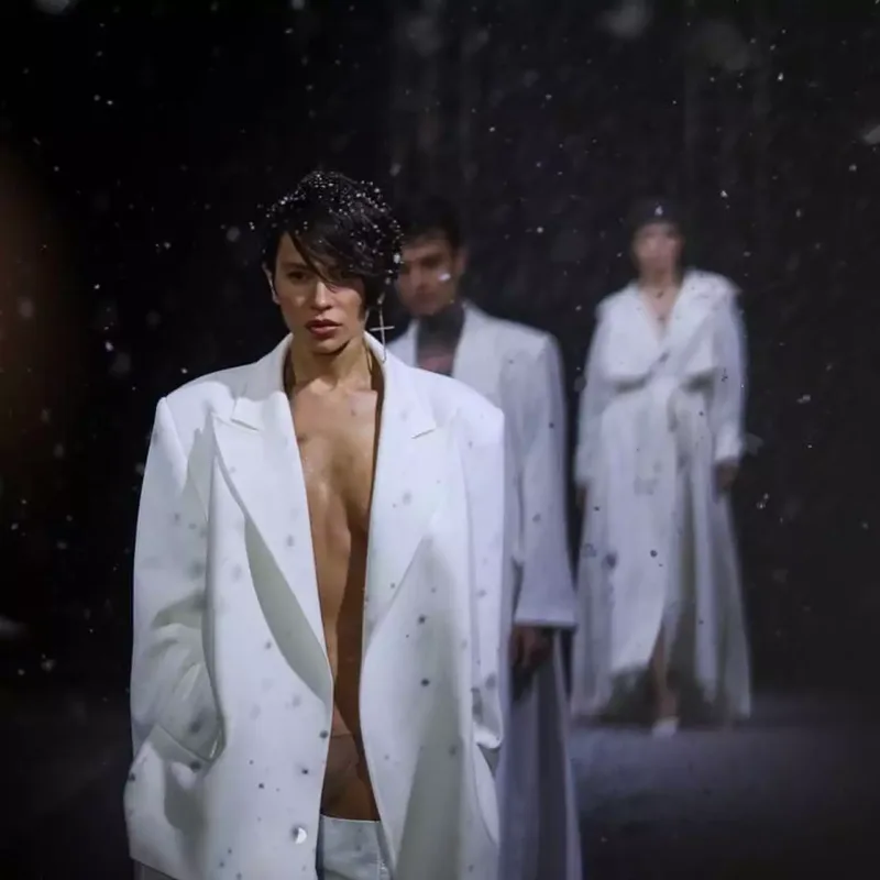 Günay podiumdakı geyimi ilə diqqət çəkdi