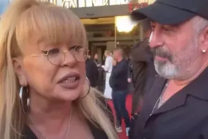 Zerrin Özer jurnalistlərə əsəbiləşdi