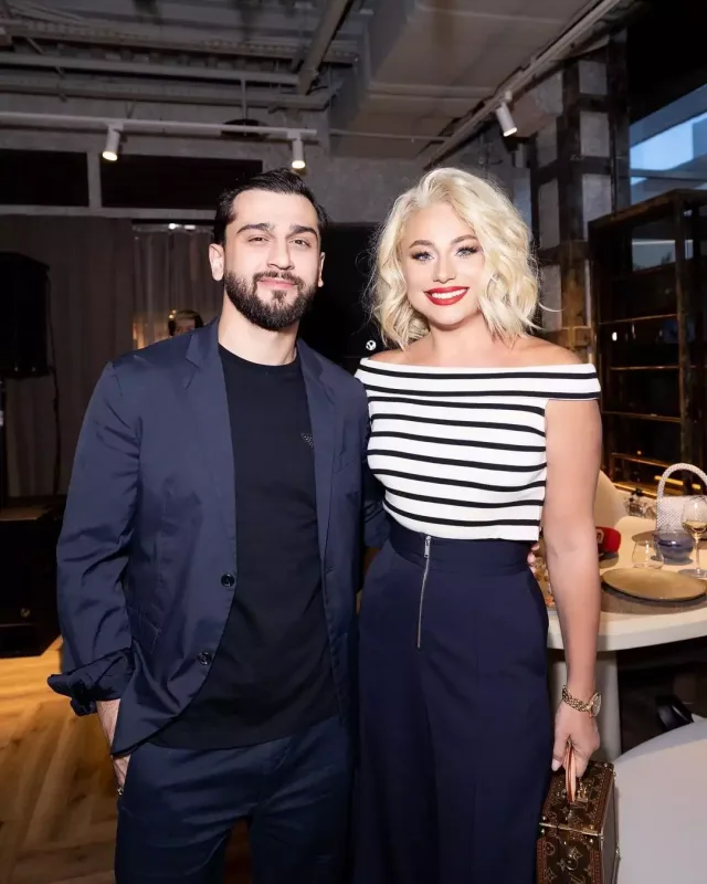 Coni biznesə atıldı - Rus məşhurlar açılışda