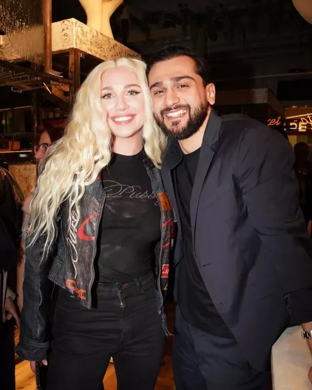 Coni biznesə atıldı - Rus məşhurlar açılışda