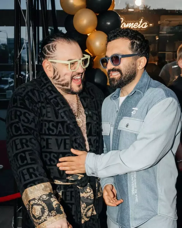 Coni biznesə atıldı - Rus məşhurlar açılışda