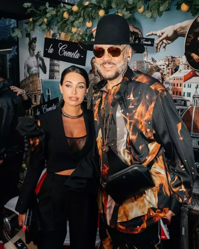 Coni biznesə atıldı - Rus məşhurlar açılışda