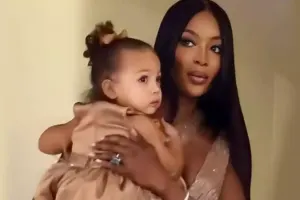 Naomi Kempbell qızının üzünü gizlədə bilmədi