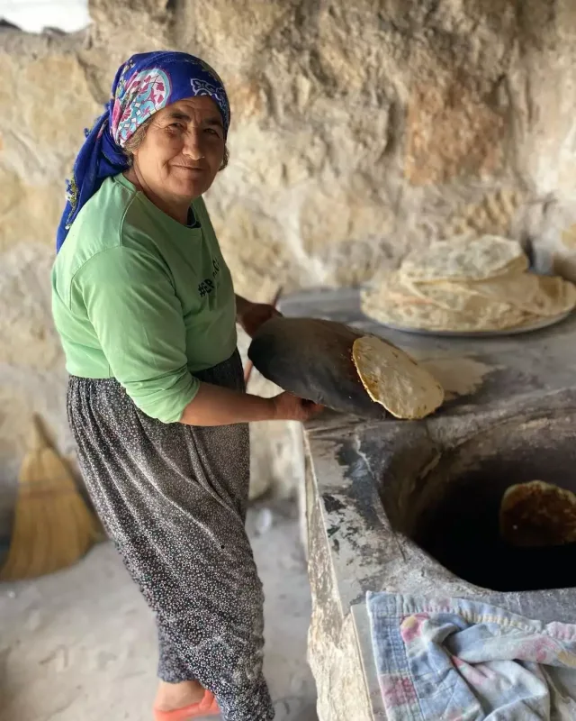 Anası Tahanın yolunu davam etdirir...