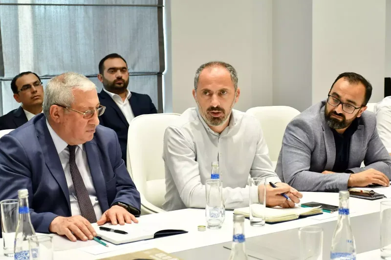 Nazirlik naşirlərlə görüşdü