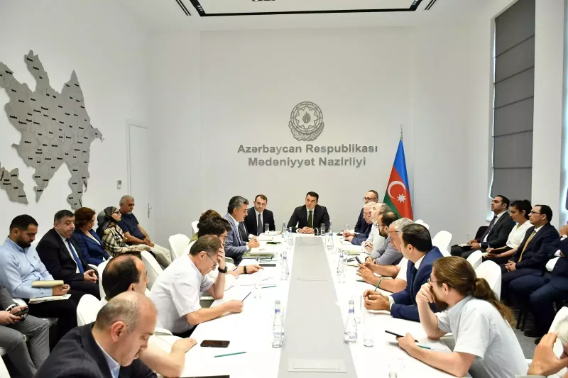 Nazirlik naşirlərlə görüşdü