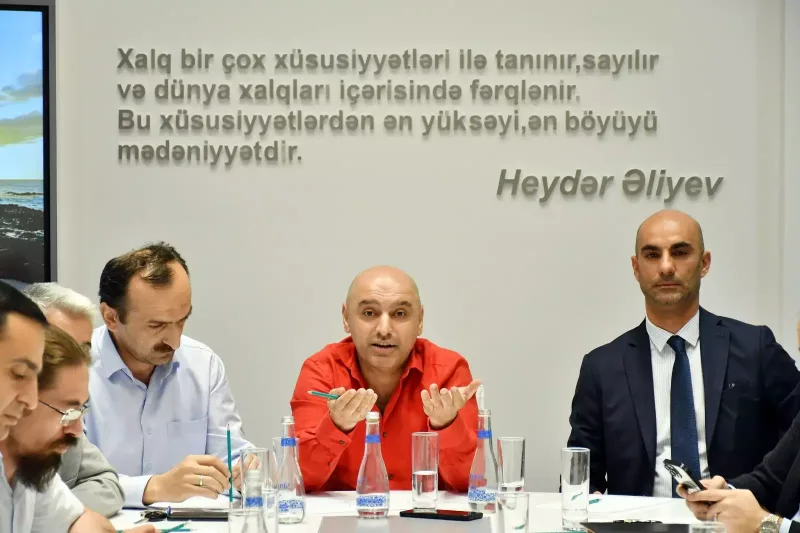 Nazirlik naşirlərlə görüşdü