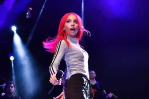 Bu dəfə geyimi ilə təəccübləndirdi