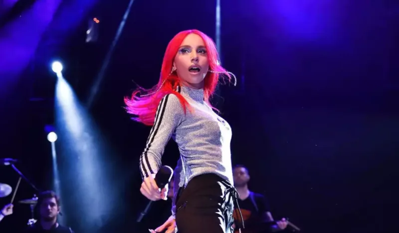 Bu dəfə geyimi ilə təəccübləndirdi