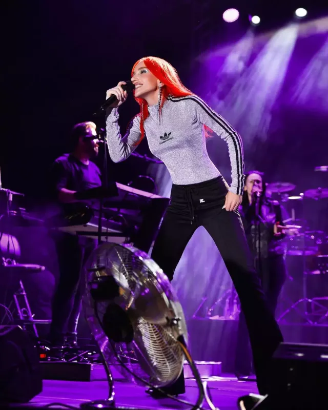 Bu dəfə geyimi ilə təəccübləndirdi