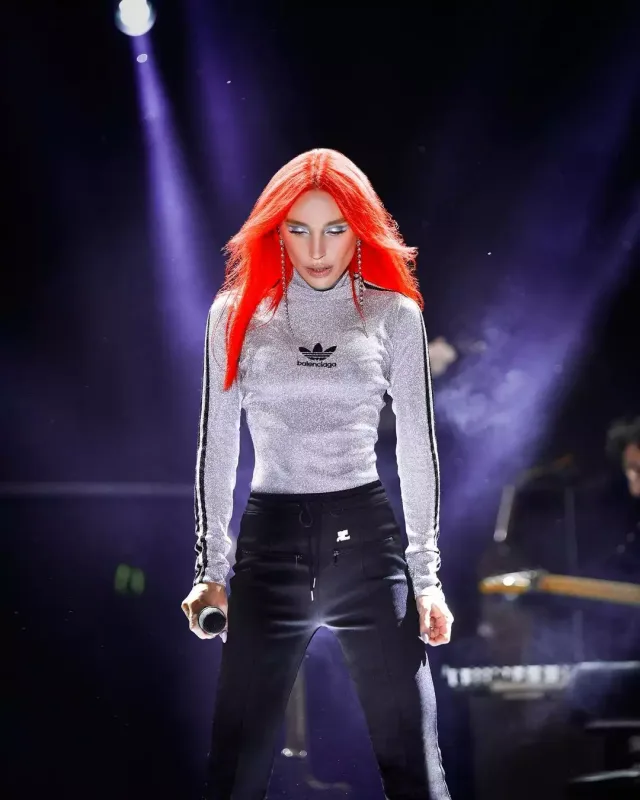 Bu dəfə geyimi ilə təəccübləndirdi