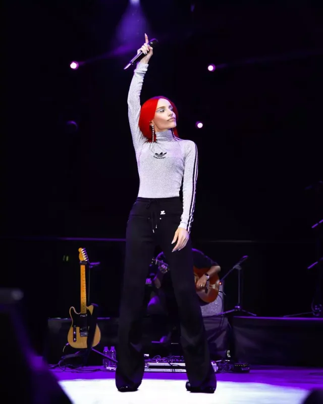 Bu dəfə geyimi ilə təəccübləndirdi