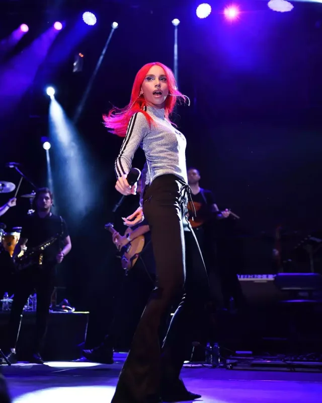 Bu dəfə geyimi ilə təəccübləndirdi