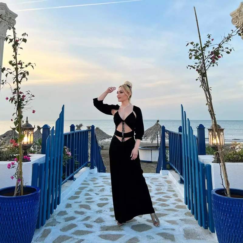 Nuranın dekolteli libası...