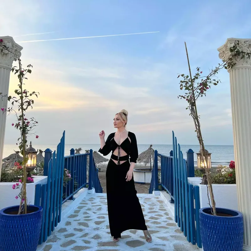 Nuranın dekolteli libası...