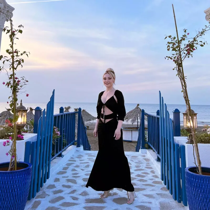 Nuranın dekolteli libası...