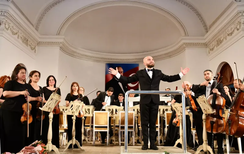 Filarmoniya niyə şortikə icazə vermir?