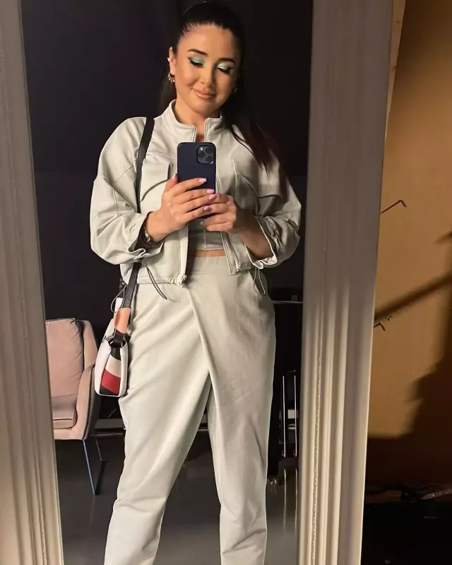 Elnarə DSX-dən aldığı maaşı açıqladı