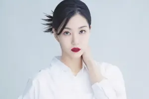 Aktrisa pilləkandan yıxılıb öldü